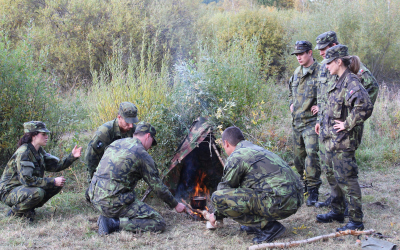 druzstvo_pri_plneni_ukolu.jpg