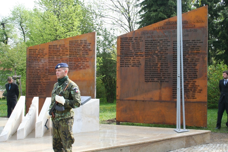 6_odhalene_pametni_desky_se_jmeny_obeti_2._svetove_valky.jpg