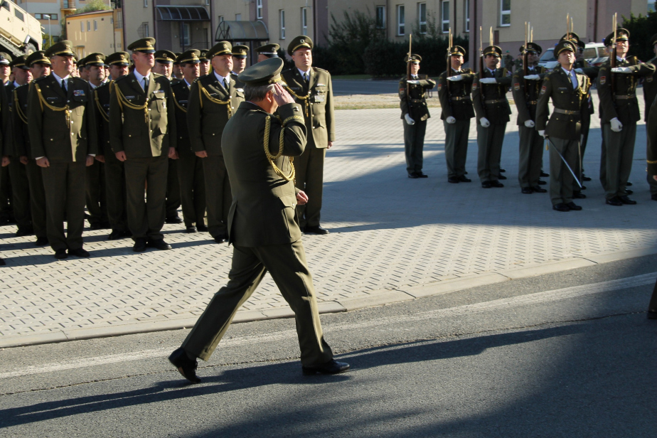 gen._kocian_pred_nastoupenymi_prislusniky_alog.jpg