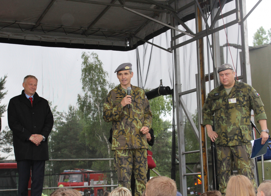 v_uvodu_deti_privital_brigadni_general_jaroslav_trakal.jpg
