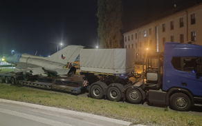 Dominanta kruhového objezdu ve Staré Boleslavi se po roce vrátila na své místo