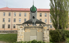 Dominanta kruhového objezdu ve Staré Boleslavi se po roce vrátila na své místo