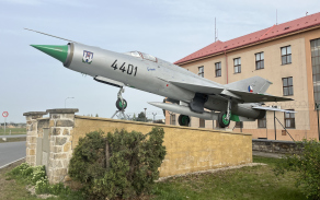 Dominanta kruhového objezdu ve Staré Boleslavi se po roce vrátila na své místo
