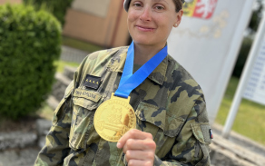 Specialistka zbrojní služby kapitánka Pavla Kopicová má zlato z ME Masters ve vzpírání