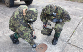 detekovani_nebezpecnych_latek_pomoci_chemickeho_prukazniku_chp-71_autor_kpt._jakub_moravec.jpg