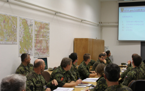 prislusnici_agentury_logistiky_pri_uvodnim_briefingu.jpg