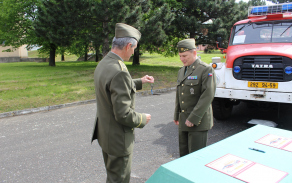 reditel_agentury_logistiky_predava_klice_od_vozidla_plukovnikovi_burianovi_z_vhu.jpg