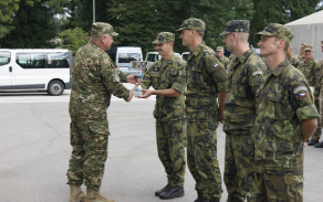velitel_logisticke_brigady_slovinska_brigadni_general_milan_zurman_predava_pohar_vitezum.jpg